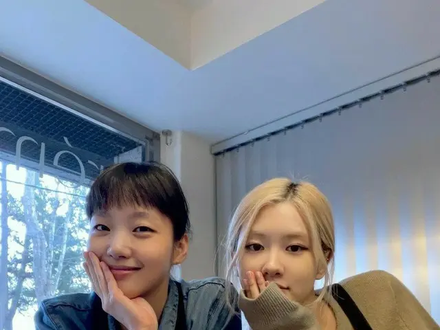 「BLACKPINK」ロゼ＆女優キム・ゴウン、笑顔が美しいツーショット…おいしそうなイチゴタルト