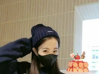 女優パク・ボヨン、ケーキを持ってはにかんだ表情…かわいい妖精ビジュアル