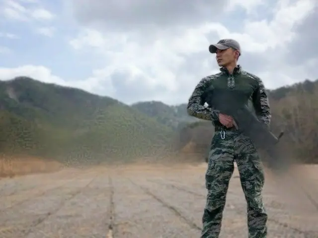 歌手ロイ・キム、海兵隊を満期除隊の感想を伝える「貴重な思い出と学びでいっぱい」