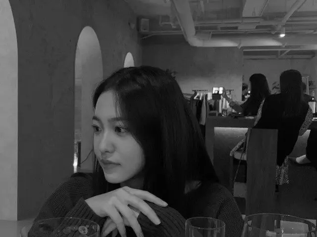 「Red Velvet」イェリ、モノクロ写真を突き抜ける美貌に視線釘付け