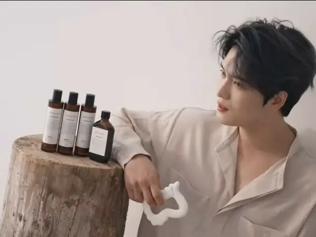 キム・ジェジュン、見る人をうっとりさせる非現実的なビジュアル（動画あり）