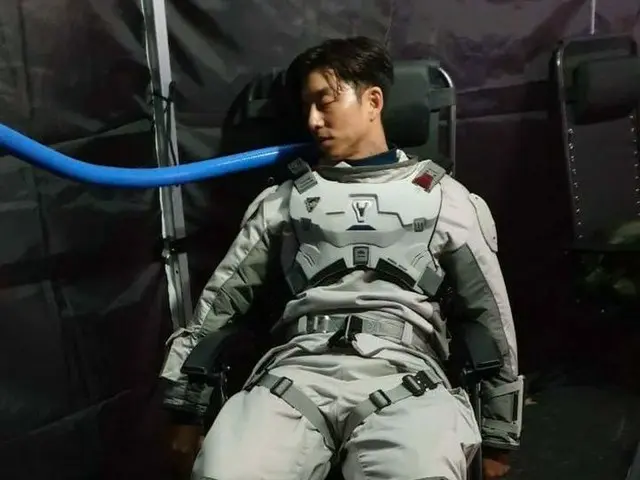 俳優コン・ユ、「静かなる海」のビハインドカット公開…宇宙服大変そう