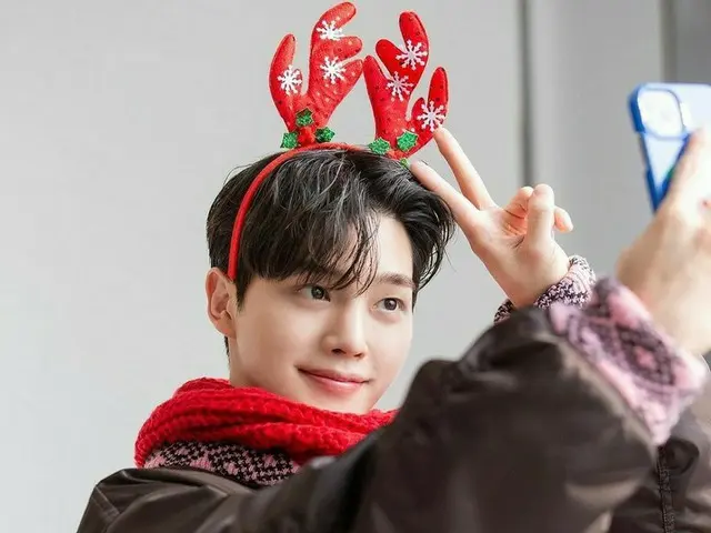 俳優ソン・ガン、トナカイのカチューシャでかわいいクリスマス彼氏