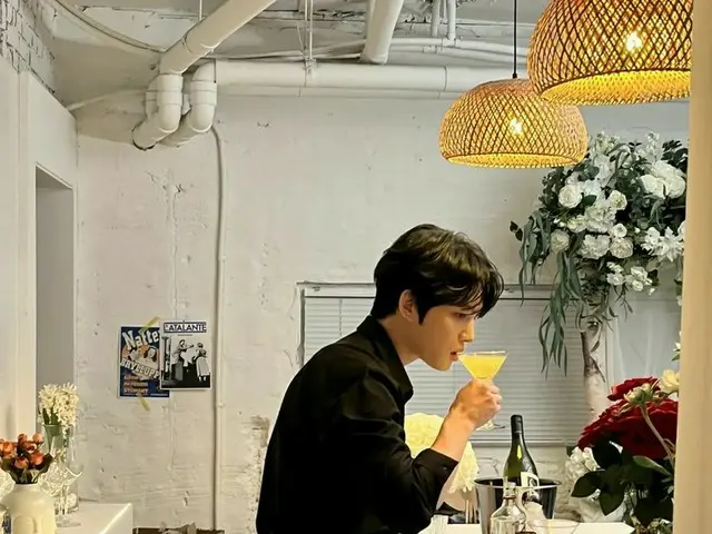 キム・ジェジュン、近況公開！こんなバーテンダーがいたら！大量のサイン入りポラロイド写真に視線集中