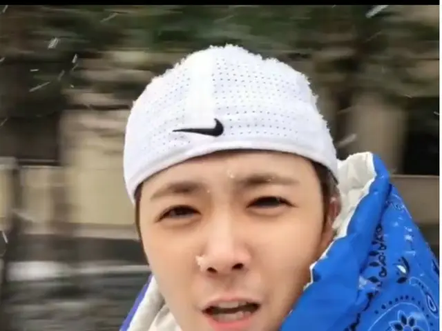 「FTISLAND」イ・ホンギ、雪にとても楽しそうで無邪気な姿（動画あり）