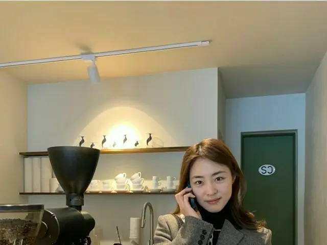 女優イ・ヨニ、コーヒー飲んでるだけでもグラビアになる清純ビジュアル