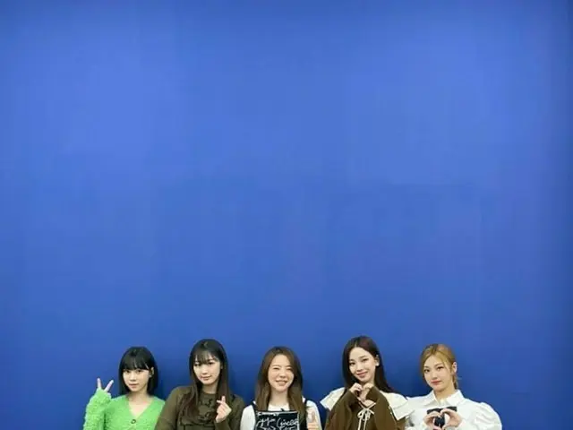 「少女時代」サニー、「aespa」と一緒に指ハート…さわやかな美貌を誇るSMエンタの先輩後輩