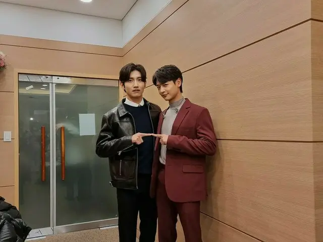 「東方神起」チャンミン、「SHINee」ミンホとのツーショット公開…きょう（21日）開催のミンホのファンパーティーのMC務める
