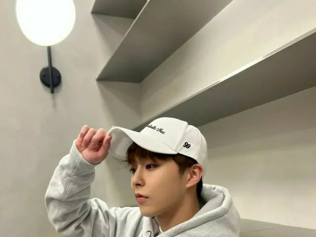 「EXO」シウミン、直接選んでデザインしたスエットを紹介…童顔ビジュアルはおまけ