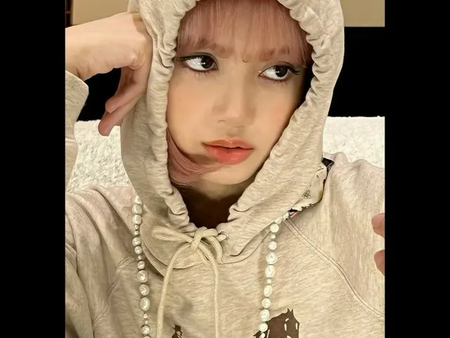「BLACKPINK」リサ、フードのかぶっても美しい人形ビジュアル