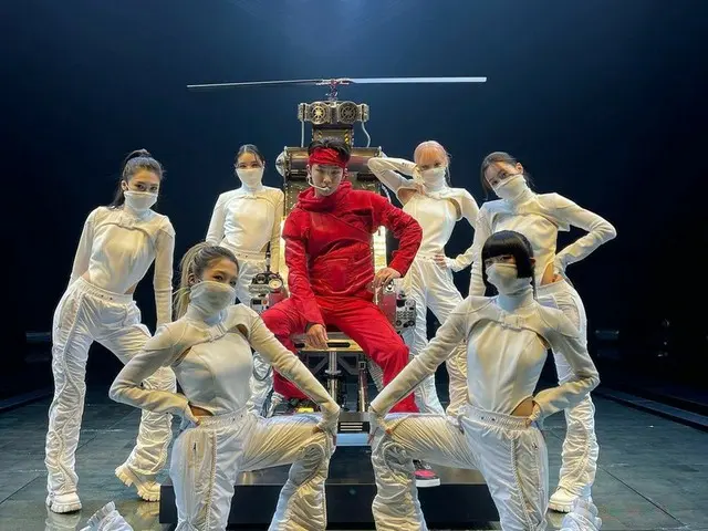 「SHINee」KEY（キー）、「SBS歌謡大祭典」のステージの後ダンサーたちと記念撮影