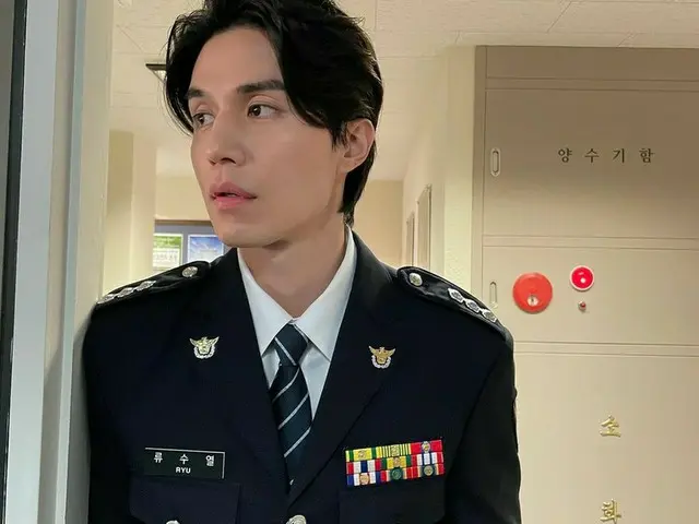 俳優イ・ドンウク、「Bad and Crazy」のビハインドカット公開…制服姿にキュン