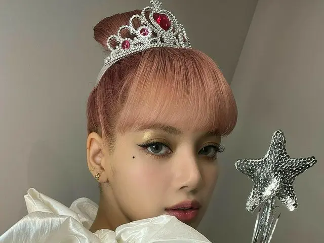 「BLACKPINK」リサ、冬の王国の女王のようなビジュアル…カリスマとラブリーさが共存