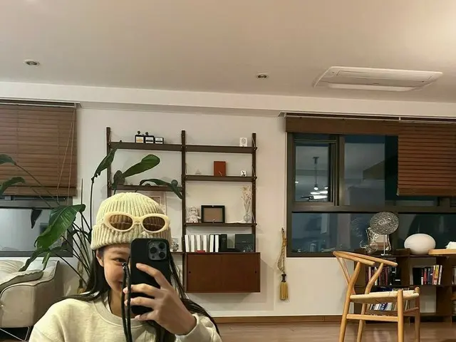 「BLACKPINK」ジェニー、気楽な日常ラブリーな笑顔…“ごろごろ”