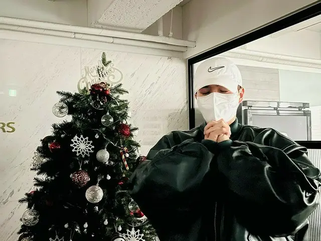 俳優ソン・ガン、クリスマスツリーの前で祈るかわいいビジュアル