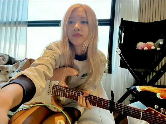 「BLACKPINK」ロゼ、ギターを弾きながら聞かせる名品ヴォイス（動画あり）