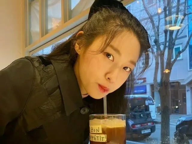 「AOA」ソリョン、コーヒーを飲む姿も愛嬌満点…可愛すぎる妖精