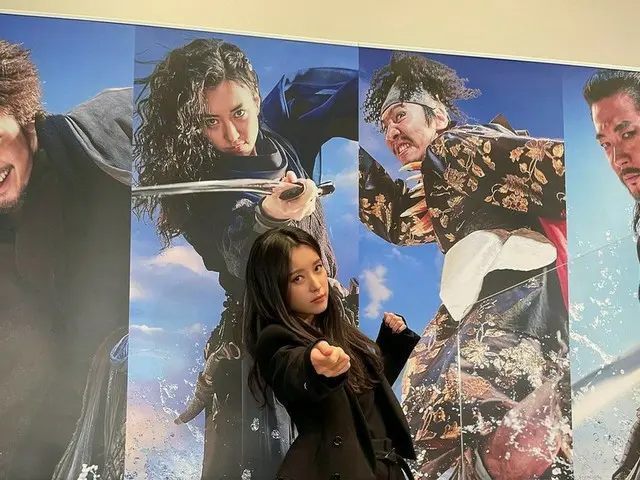女優ハン・ヒョジュ、ポスターと同じポーズでカリスマ爆発