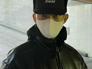 俳優ユ・アイン、オールブラックルックでカリスマあふれるまなざし