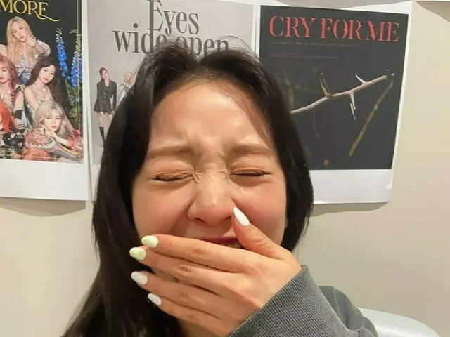 「TWICE」ジヒョ、爆笑するセルフィー投稿…“約束守った”
