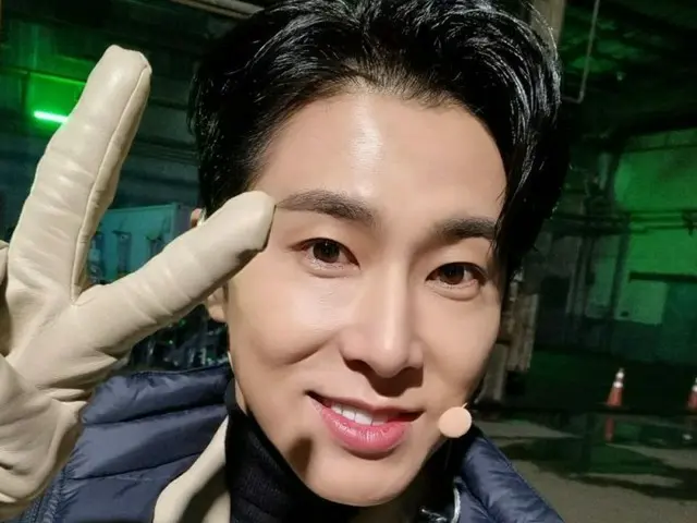 「東方神起」ユンホ、ふたつの魅力でファンにあいさつ…”幸せがいっぱいの1年になりますように”