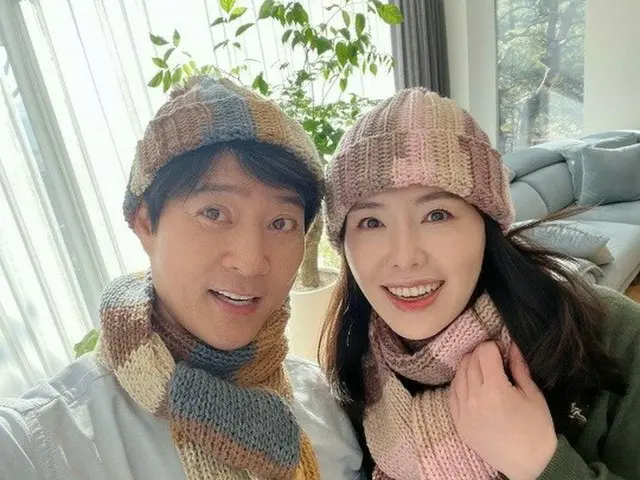 ハ・ヒラ♥チェ・スジョン、マフラーとニット帽をお揃いに合わせたおしどり夫婦