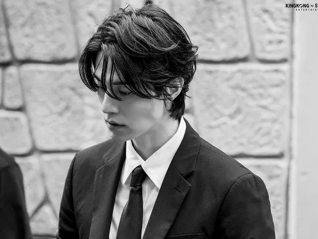 俳優イ・ドンウク、「Bad and Crazy」のビハインドカット公開…ホームレスの扮装でも隠しきれないイケメンさ