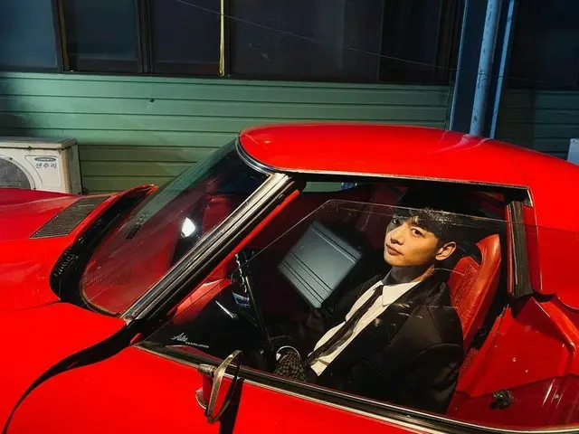 「SHINee」ミンホ、赤いスポーツカーがよく似合うイケメンビジュアル