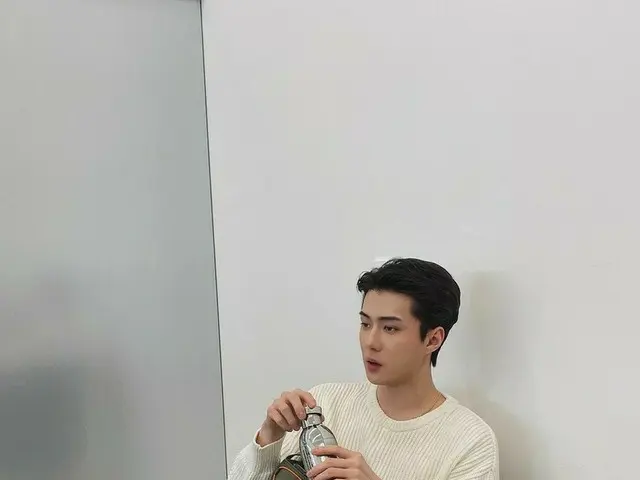 「EXO」セフン、マネキンかと…ただ座っているだけでも視線強奪