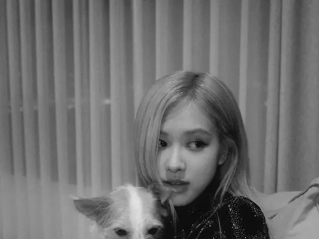 「BLACKPINK」ロゼ、モノクロ写真から漂うエキゾチックなビジュアル