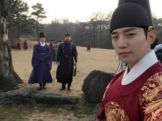 ジュノ（2PM）、名残惜しい「赤い袖先」…ビハインドカット公開“僕のキング’s”