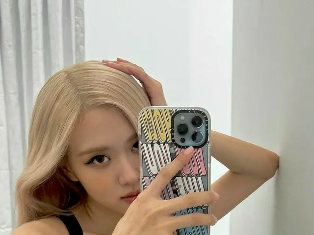 「BLACKPINK」ロゼ、金髪にアイライン…まるでバービー人形