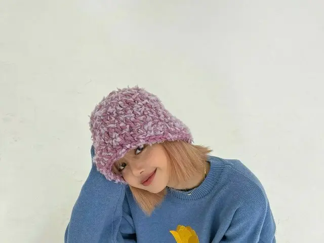 「BLACKPINK」リサ、ピンクの帽子にブルーのニットでかわいさ爆発