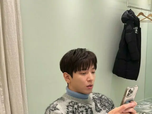 「CNBLUE」ジョン・ヨンファ、あたたかそうなニットにシックな表情…“さむっ”