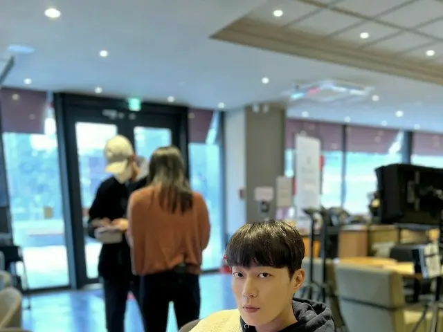 「HIGHLIGHT」ユン・ドゥジュン、 素敵な彼氏ショットに胸が“ドゥジュンドゥジュン”
