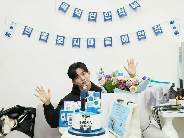 テギョン（2PM）、ケーキや花束の前でかわいいポーズ…超どアップセルフィーも