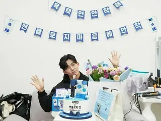 テギョン（2PM）、ケーキや花束の前でかわいいポーズ…超どアップセルフィーも
