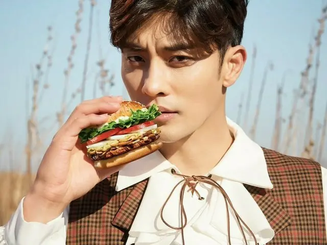 俳優ソンフン、CMビハインドカット公開…ハンバーガー王子ビジュアル