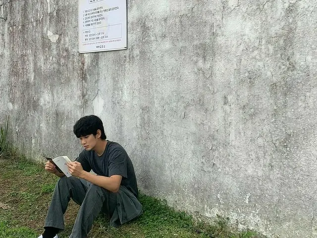 俳優キム・スヒョン、塀の下読書する知的な横顔