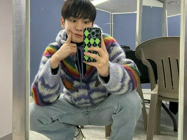 「SHINee」KEY（キー）、「SBS歌謡大祭典」の楽屋でミラーセルフィー三昧…“僕なぜこれアップしなかったの”
