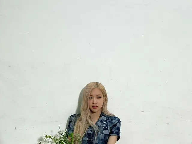 「BLACKPINK」ロゼ、細いウエストに美脚誇る…人形のようなビジュアル