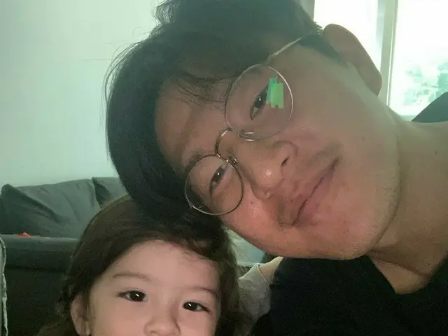 元Jリーガーパク・チュホ選手、人形のような末っ子ジヌくんとのツーショット公開!!