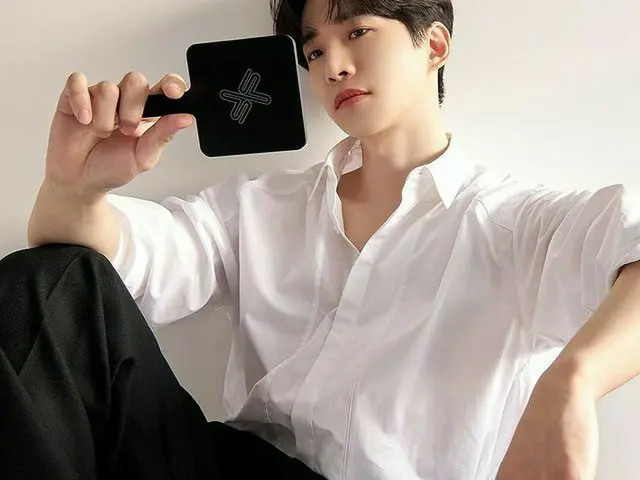 「2PM」イ・ジュノ、ハンドミラーを見る姿もセクシー…言葉が必要ないビジュアル