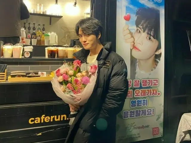 キム・ジェジュン、香港ファンのケータリングカーの差入れに笑顔満開…花束抱いて眩しい！