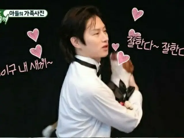 「SUPER JUNIOR」ヒチョル、愛犬キボクと家族写真撮影にお母さんため息…「アラフォー息子の成長日記」