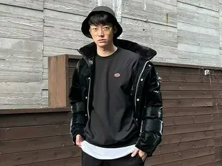 アン・ジェヒョン、相変わらずモデルポーズ…温かい少年美で女性ファンを魅了