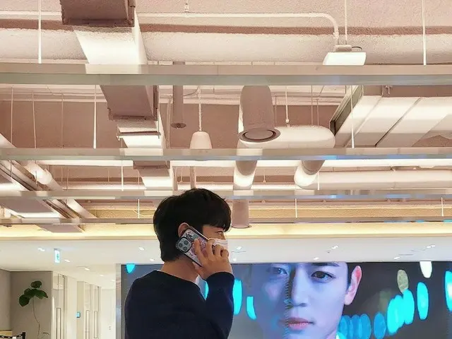 「SHINee」ミンホ、SM新社屋で通話中…“もしかしてオンユと?”