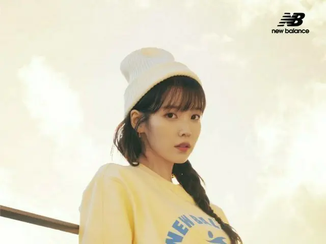 歌手IU、スポーツブランド「ニューバランス」グラビア投稿…ラフなスタイルも愛らしい
