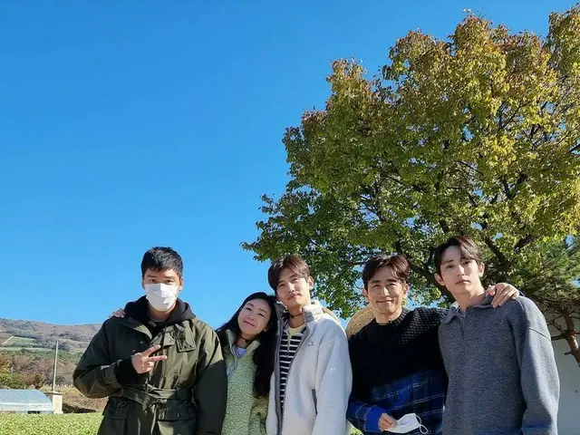 「東方神起」チャンミン、名残惜しい「村の軽洋食」終了にメンバーたちと和気あいあいショット公開