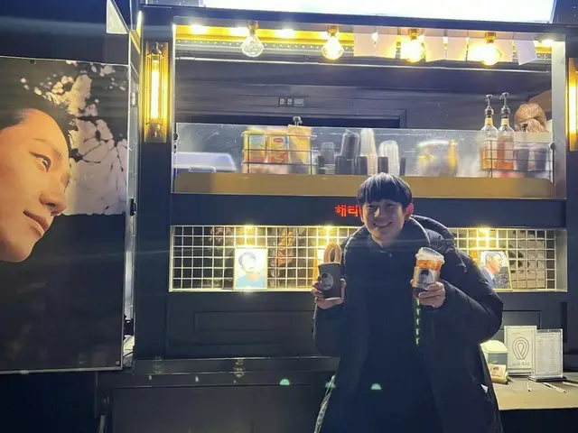 俳優チョン・ヘイン、「スノードロップ」の共演俳優たちからのカフェカーに感動…“一生忘れることのできないプレゼント”